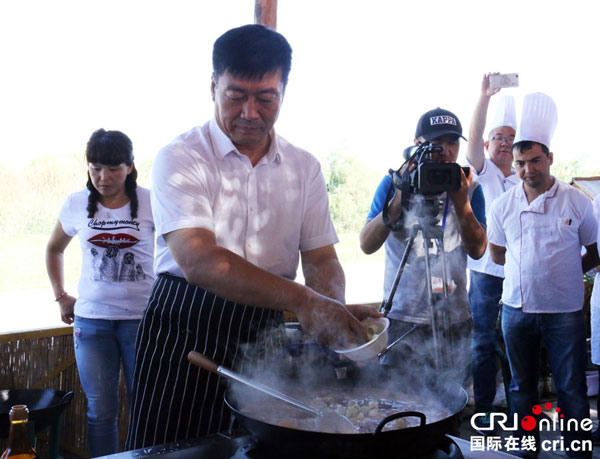 东边跳伞西边做鱼 新疆博湖县委书记也是拼了(图1)