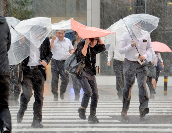 强台风横扫半个日本暴雨成灾 致36人伤2人失踪(图1)