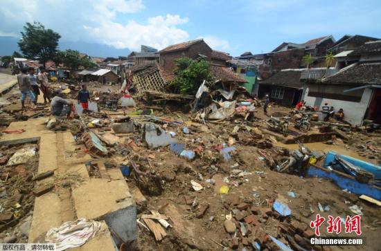 印尼西部暴雨引发山洪滑坡 致26人死亡19人失踪(图1)