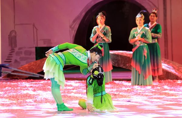 诗词歌赋杂技剧场《小桥、流水、人家》首演广受好评(图2) 诗词歌赋杂技剧场《小桥、流水、人家》首演广受好评(图2)