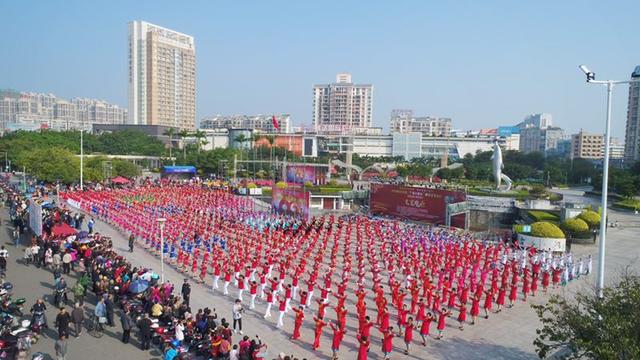 广西钦州千人广场舞庆大庆(图2)