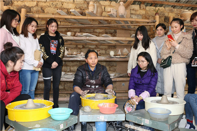 中建四局三公司四川分公司邀请女性农民工参与非遗项目共度妇女节(图2)