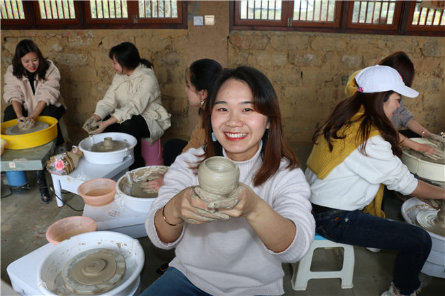 中建四局三公司四川分公司邀请女性农民工参与非遗项目共度妇女节(图3)