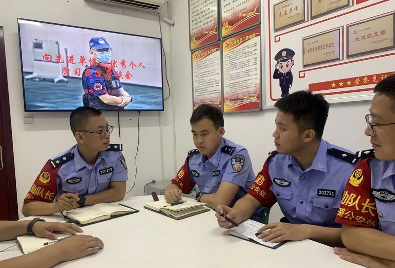 以榜样之光 照亮前行之路(图1) 以榜样之光 照亮前行之路(图2)