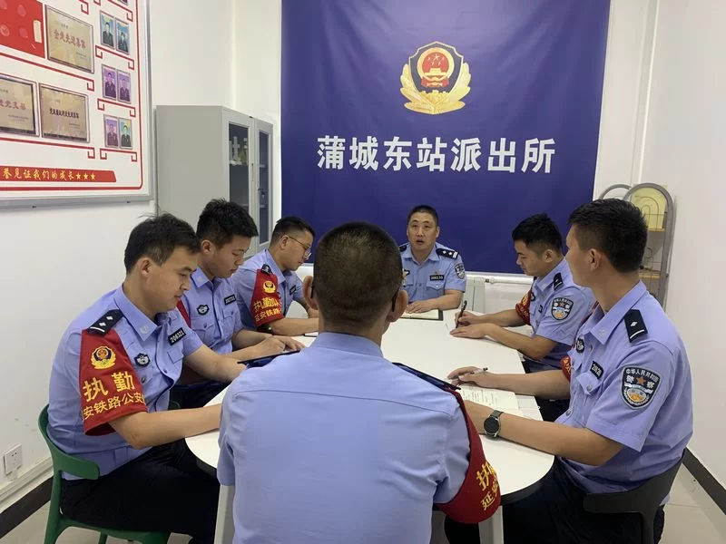 以榜样之光 照亮前行之路(图2) 以榜样之光 照亮前行之路(图3)